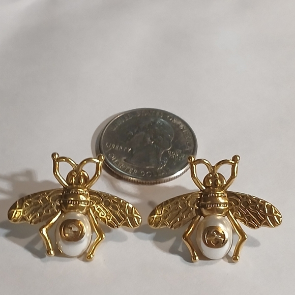 Authentic Gucci Gold Tone GG Faux Pearl Bee Earrings - Picture 3 of 9